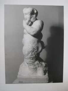 Frau mit Ziegenbockmaske